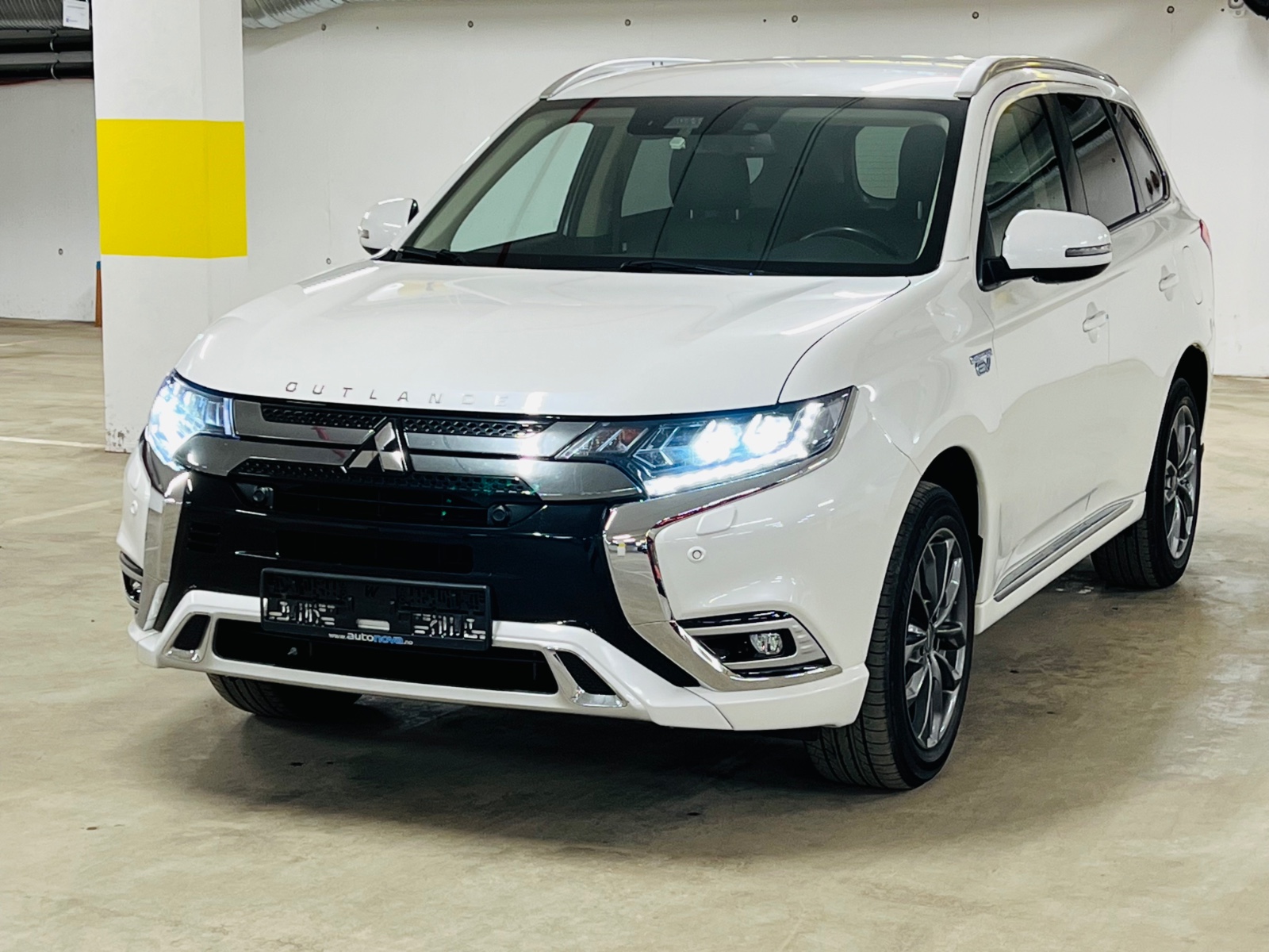 2019 Mitsubishi Outlander - 2,4 PHEV/4WD/Del-skinn/ACC/Krok/R.kamera/Park-varmer